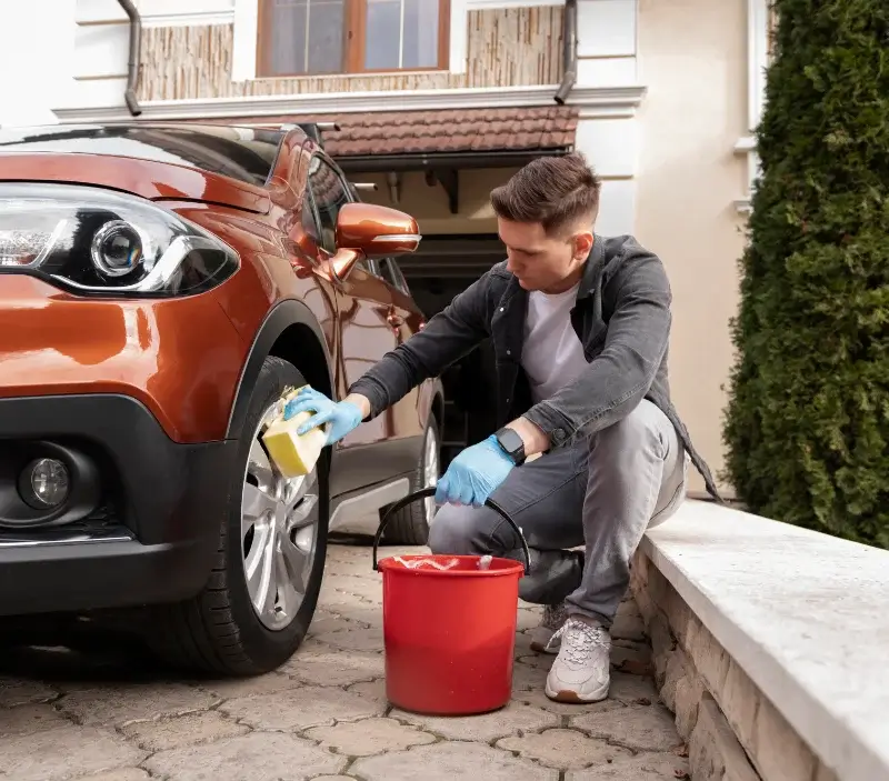 Lavage auto à domicile Saint-Carreuc : professionnel intervenant sur un véhicule